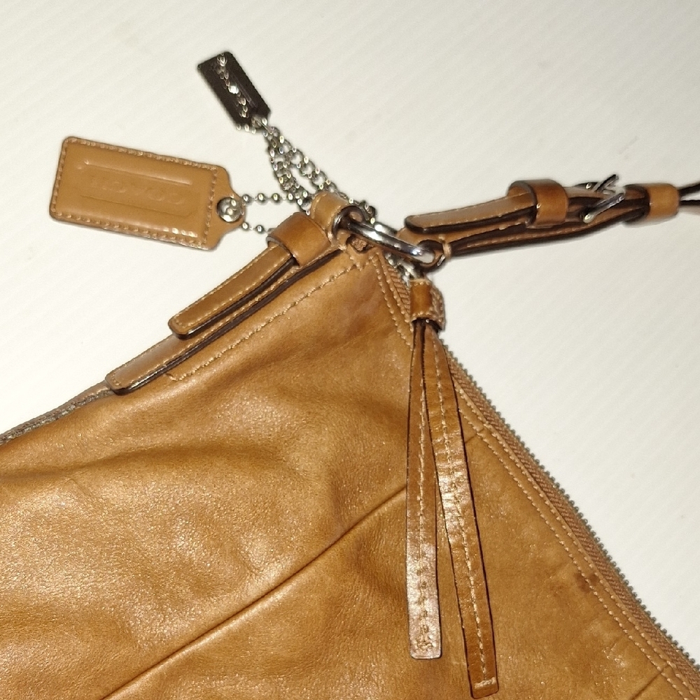 COACH (Vintage) Madison Hobo Bag in Tan. - Picture 6 of 15